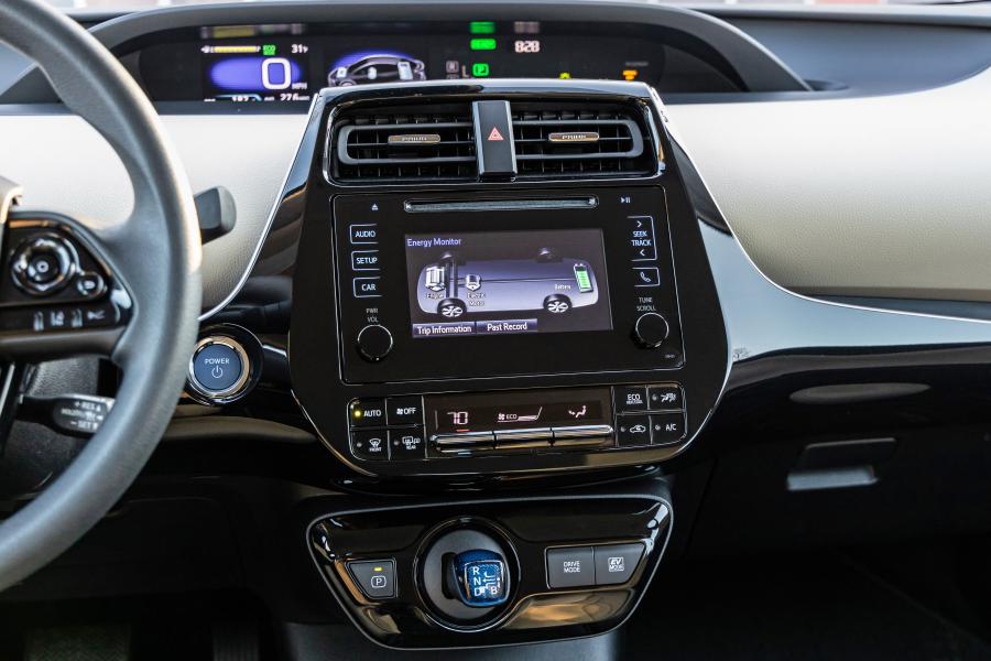 Детали интерьера Toyota Prius LE 2019 года  (NA) (фото 4 из 10)